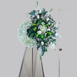 corona de flores blancas