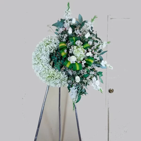corona de flores blancas