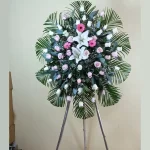 tripode de rosas blanca